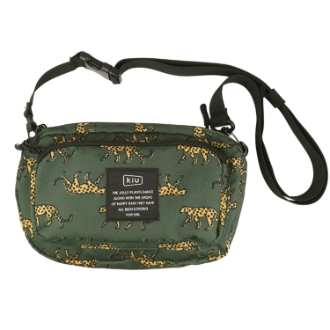 【KiU】キウ　フロントポケット ミニショルダーバッグ　レオパード