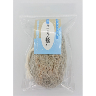 天然海岸の丸い軽石